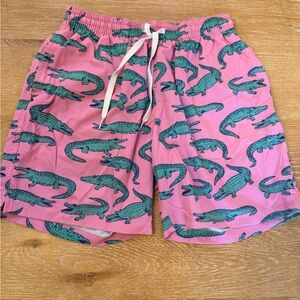 Mens Chubbies Pink Alligator swim trunks. SZ Medium. 7 inch inseam.